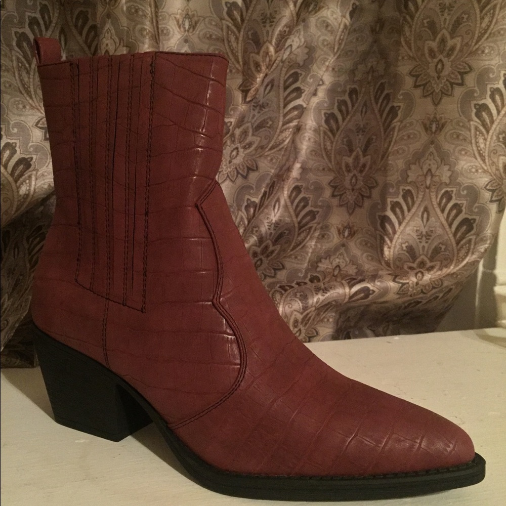 Beautiful cerise cowboy boots.